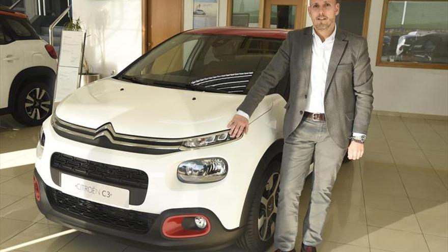 «El nuevo Berlingo sigue siendo la referencia en su categoría» FICHA COMERCIAL Citroën Berlingo BlueHDI 75 Feel 14.985 euros MOTOR Cuatro cilindros turbodiésel CILINDRADA 1.499 cc Potencia 76 CV a 3.500 rpm PAR MÁXIMO 230 Nm a 1.750 rpm TRACCIÓN Delantera TRANSMISIÓN Manual, 5 velocidades LONGITUD/BATALLA 4,40/2,78 m ANCHURA/ALTURA 1,85/1,80 m PESO 1.473 kg VELOCIDAD MÁXIMA 153 km/h CONSUMO MIXTO 4,1 l/100 kms EMISIONES DE CO2 108 g/km