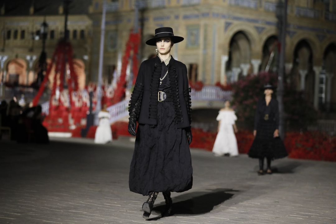 Dior desfila en Sevilla con artesanía valenciana