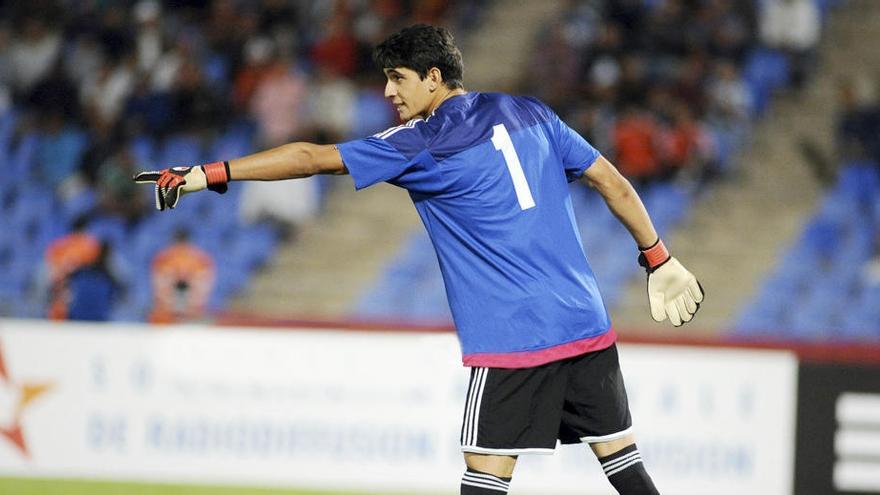 Yassine Bounou dóna instruccions als seus companys de selecció durant el Marroc-Canadà de dimarts passat