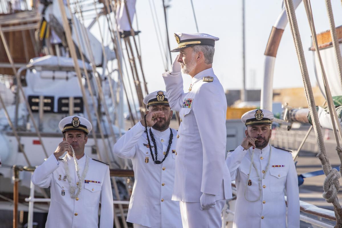 ROTA (CÁDIZ), 06/09/2022.- El rey Felipe VI es recibido a bordo del buque escuela de la Armada Juan Sebastián Elcano en la Base Naval de Rota en al inicio hoy martes de los actos de conmemoración en aguas de Sanlúcar de Barrameda (Cádiz) de una revista naval para conmemorar que hace hoy 500 años regresó a este mismo lugar, tras un viaje de tres años, la nao Victoria, que, comandada por Juan Sebastián Elcano, fue el primer barco de la historia que dio la vuelta al mundo. EFE/ Román Ríos POOL