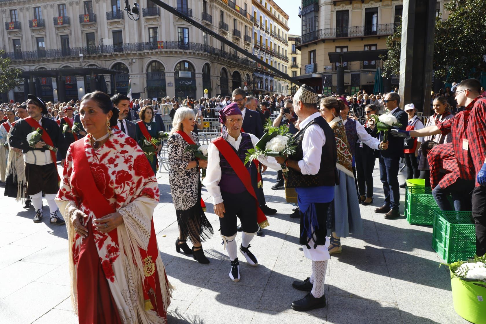 En imágenes | Zaragoza vive su día grande con la Ofrenda de Flores a la Virgen del Pilar