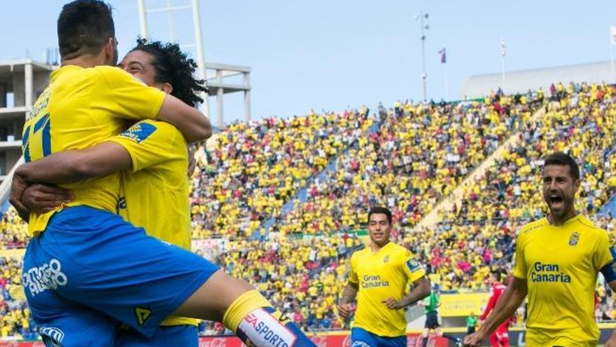 Lemos abraza a Bigas, tras anotar el zaguero el 1-0 ante el Sporting.