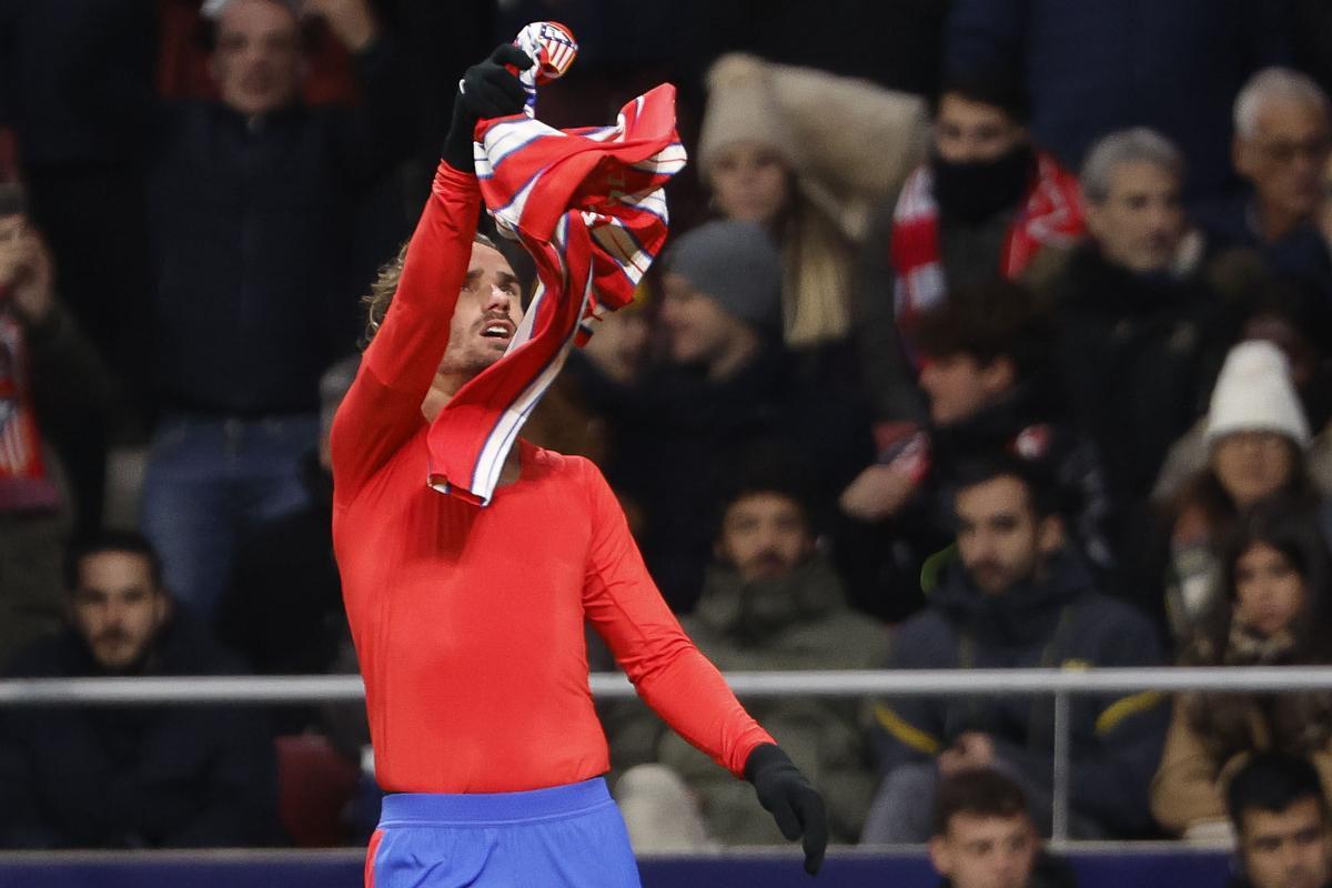 El delantero francés del Atlético de Madrid, Antoine Griezmann, celebra el cuarto gol rojiblanco durante el encuentro correspondiente a la jornada 16 de Laliga EA Sports que disputaron Atlético de Madrid y Sevilla en el estadio Metropolitano, en Madrid. EFE / Sergio Perez.