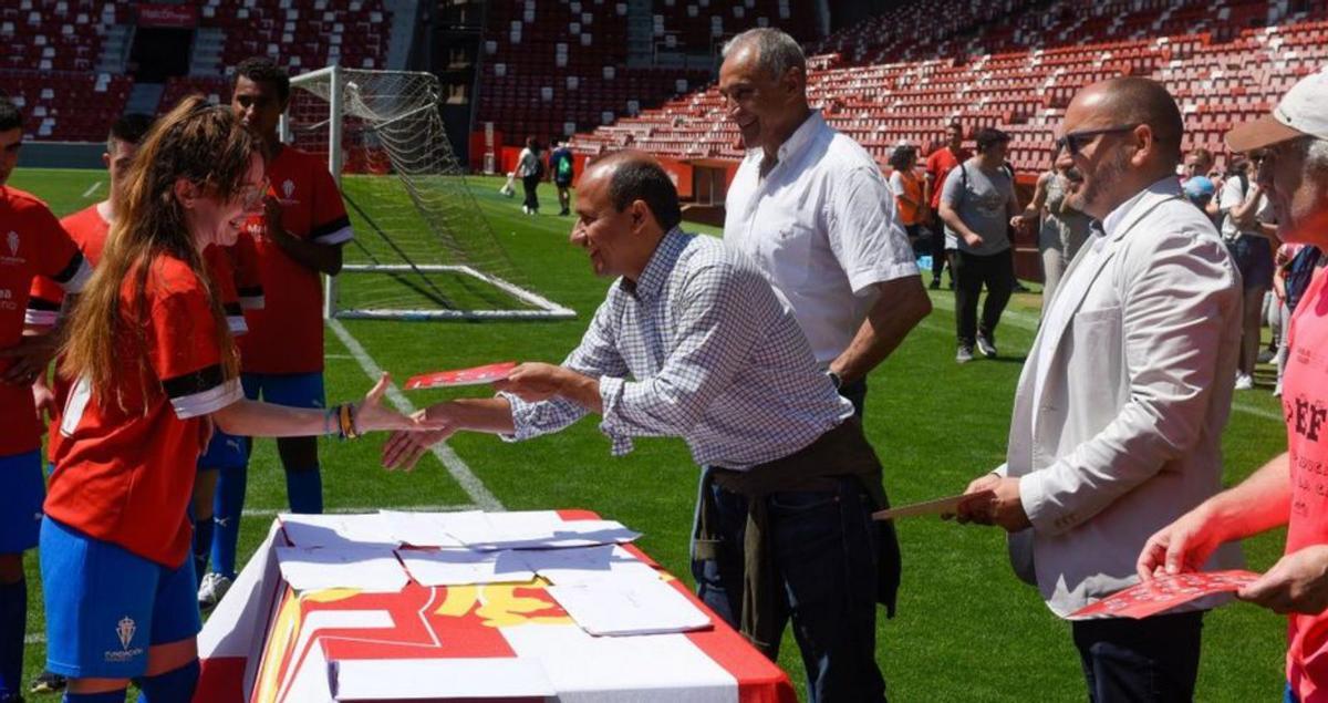 Germán Argüelles, Joaquín Alonso y Carlos Blanco, ayer, con los alumnos de las Escuelas Marea Rojiblanca. | RSG