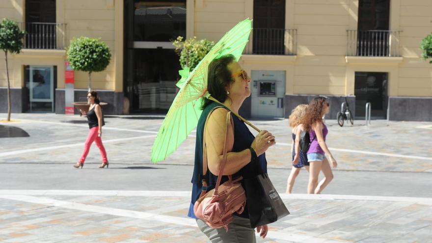 Paraguas en casi todo el país, sombrillas en Murcia