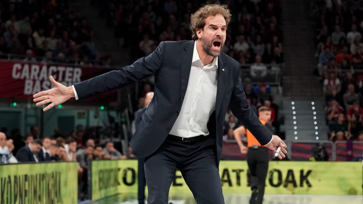 Roger Grimau da instrucciones durante el partido ante el Baskonia