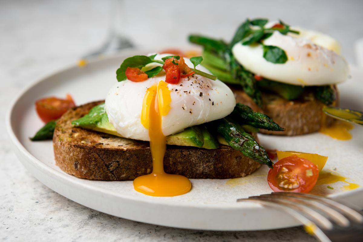 Los nutricionistas recomiendan desyaunar huevos