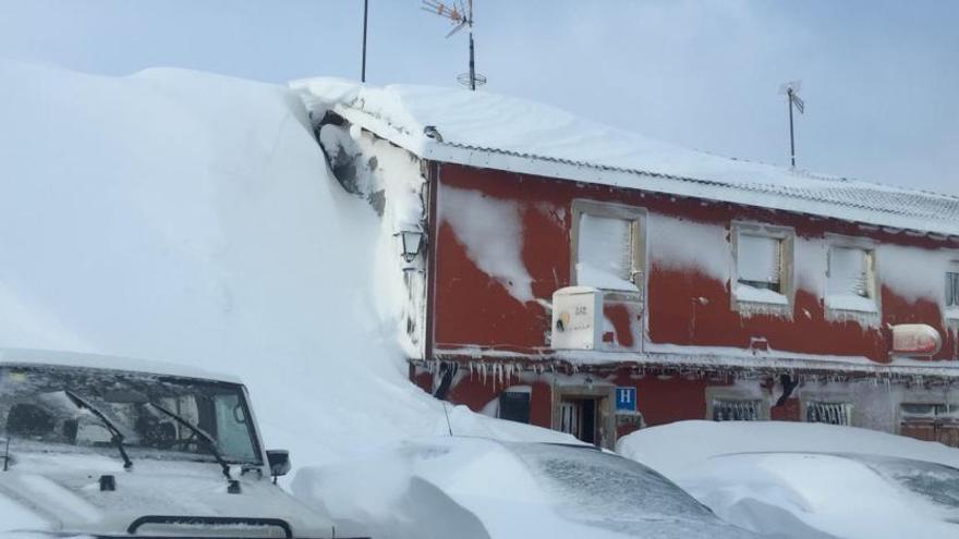 La nieve de las últimas horas cierra al tráfico cuatro puertos en Asturias