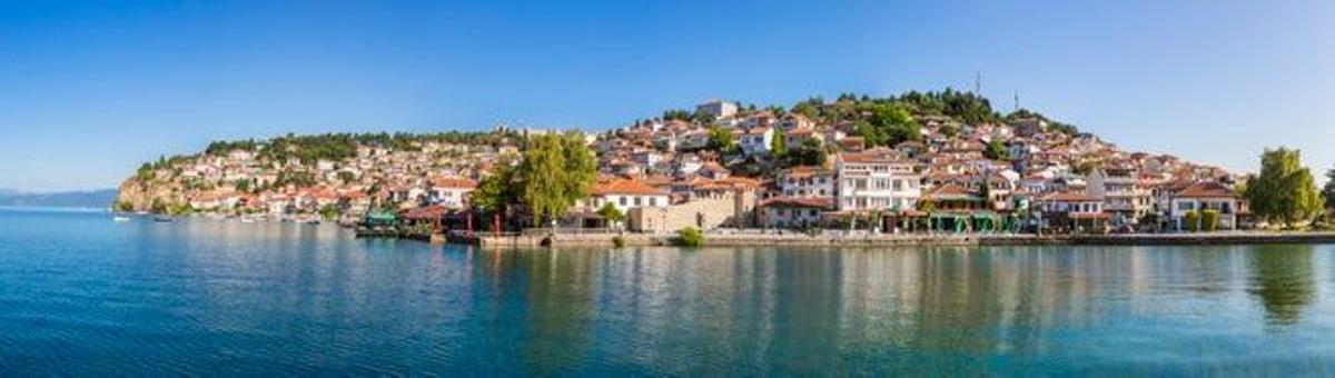 Panorámica del lago Ohrid con la ciudad homónima a sus espaldas.