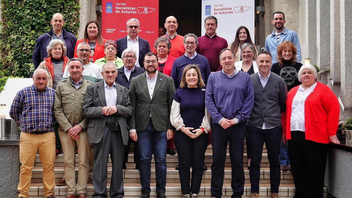 La nueva ejecutiva local del PSOE de Villaviciosa, con Adrián Barbón, Lydia Espina y Alejandro Vega en el centro