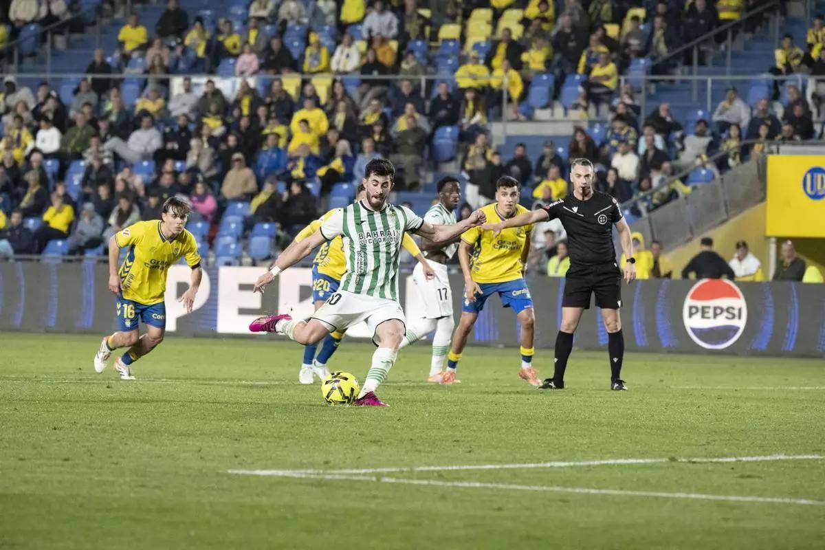 De Ena Wolf, a la derecha de la imagen, en el penalti ejecutado por Jacobo ante Las Palmas.