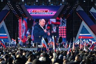 Putin se da un baño de masas y conmemora la anexión de Crimea en plena invasión de Ucrania
