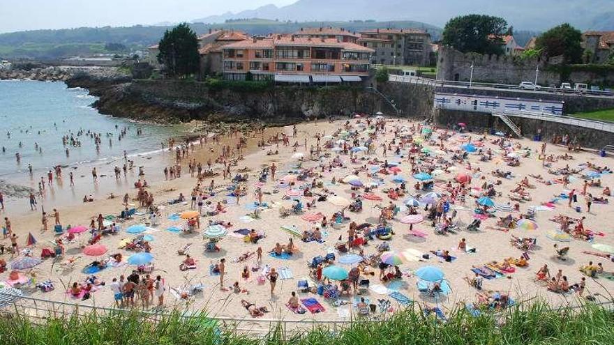 La playa de El Sablón, en Llanes, a la una de la tarde de ayer.