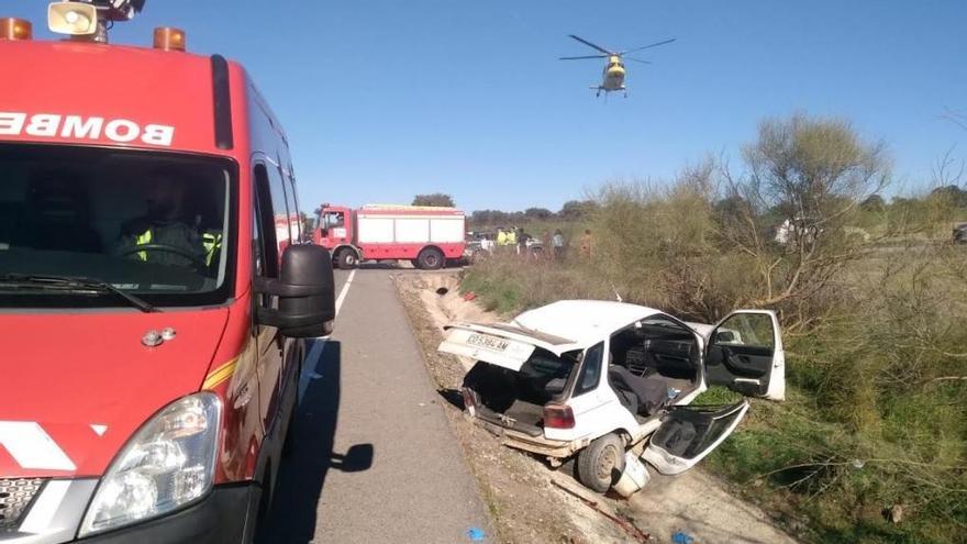 Tres heridos en una colisión entre dos vehículos en Alcaracejos