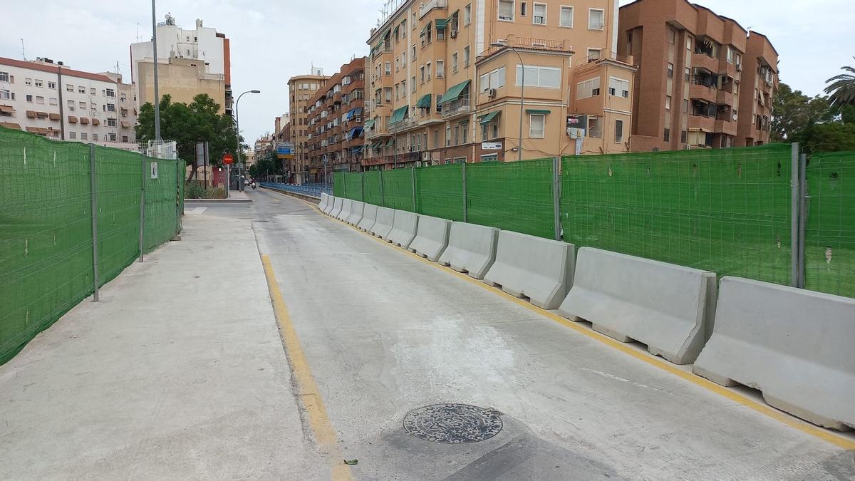 Paso abierto para vehículos y peatones en el paso a nivel del barrio de San Pío X, en Murcia, con motivo de las obras de soterramiento