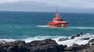 Rescatan con unas cuerdas a los dos tripulantes de una planeadora que encalló en unas rocas en O Porto do Son