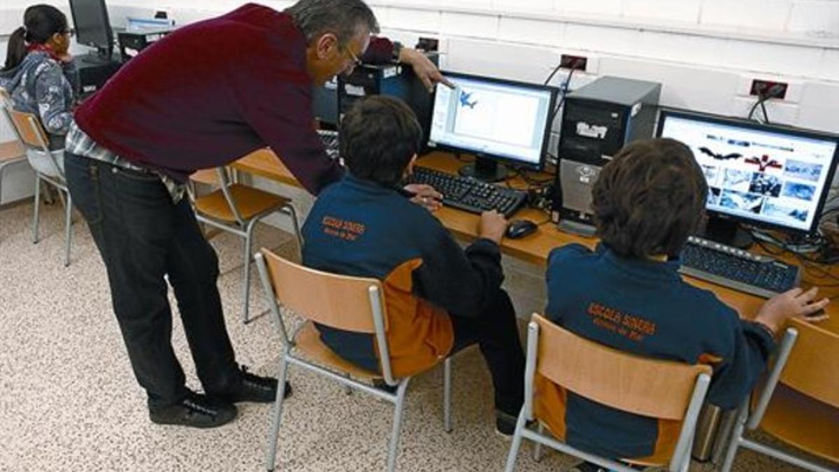 Clase de informática en la escuela Sinera de Arenys de Mar (Maresme), que ha sufrido cuatro robos desde el pasado mes de julio.