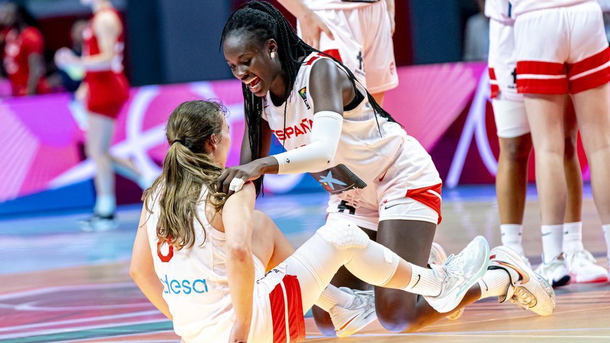 Awa Fam y Alicia Flórez, ambas del Valencia Basket, se felicitan tras el pase a la final