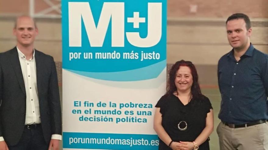 Miembros del partido Por un Mundo Más Justo, ayer, en Murcia.