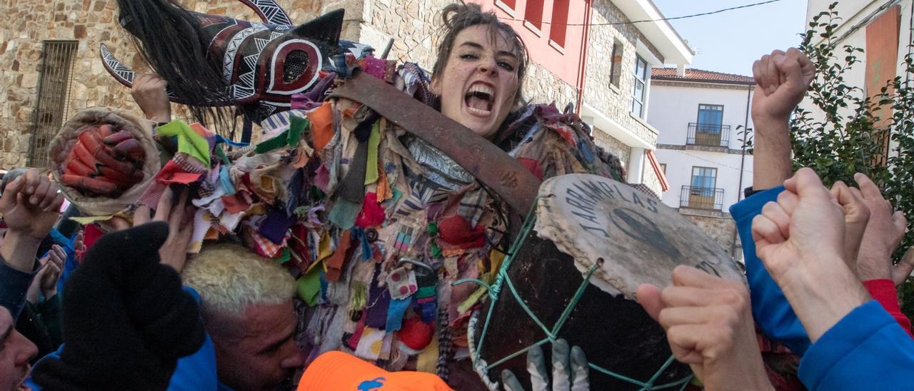 María Hernando ha sido la primera mujer en enfundarse el traje de Jarramplas, una pesada armadura de entre 40 y 50 kilos, para resistir la lluvia de nabos en Piornal. Lo hizo en enero de 2022.