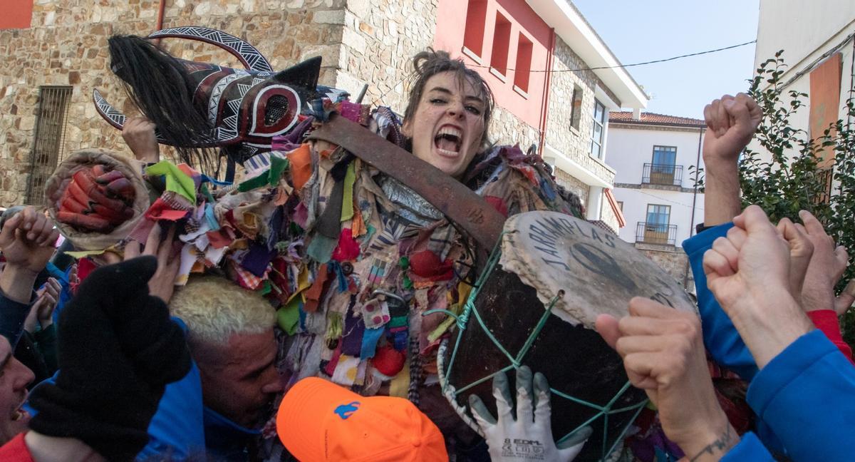 María Hernando ha sido la primera mujer en enfundarse el traje de Jarramplas, una pesada armadura de entre 40 y 50 kilos, para resistir la lluvia de nabos en Piornal. Lo hizo en enero de 2022.