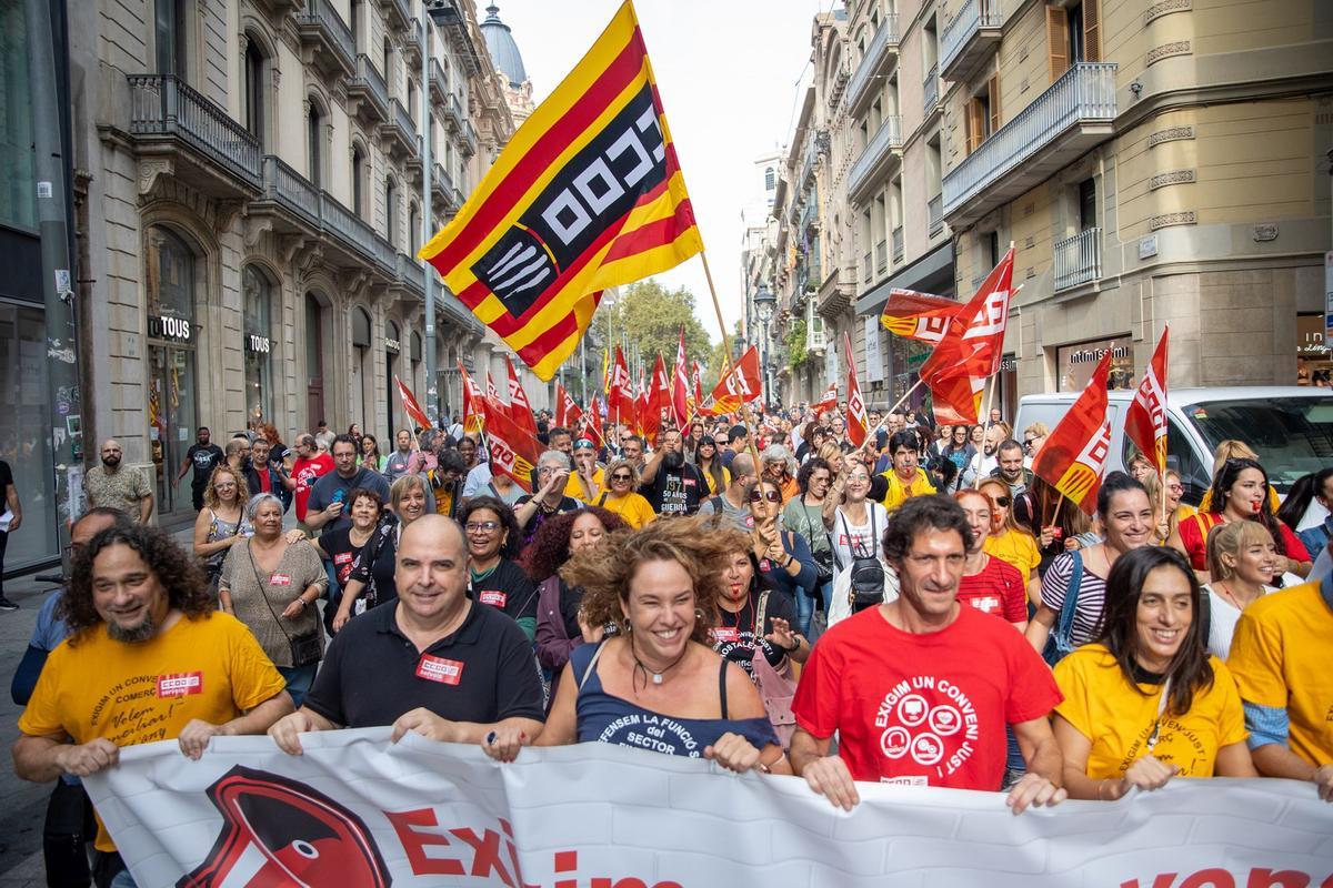 Manifestación de trabajadores del sector servicios para reclamar mejoras salariales y convenios justos, en Barcelona.