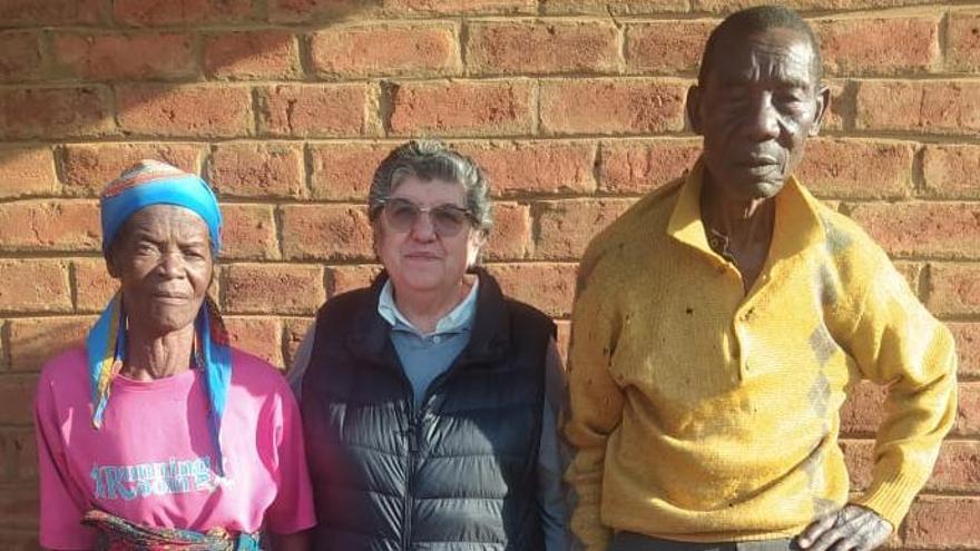 María Teresa Andrade, junto al jefe del poblado Kavala y su esposa, en la misión de Malawi