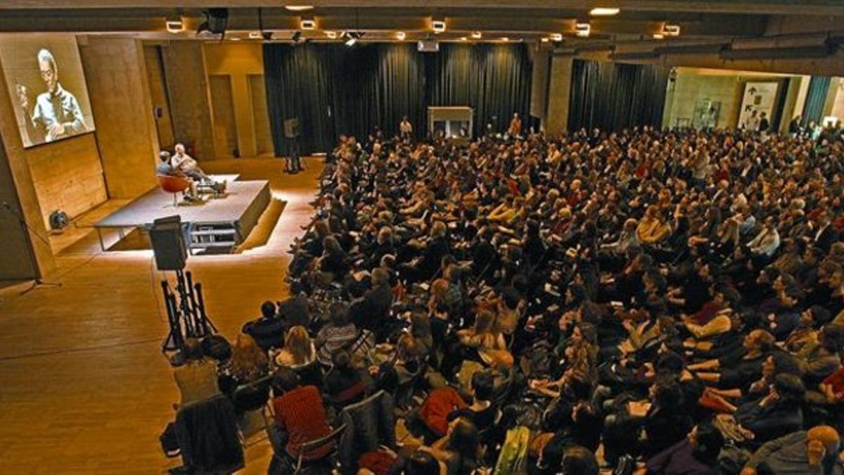 Paul Auster, anoche, en el Hall del CCCB, que quedó pequeño y obligó a habilitar también el auditorio del centro.