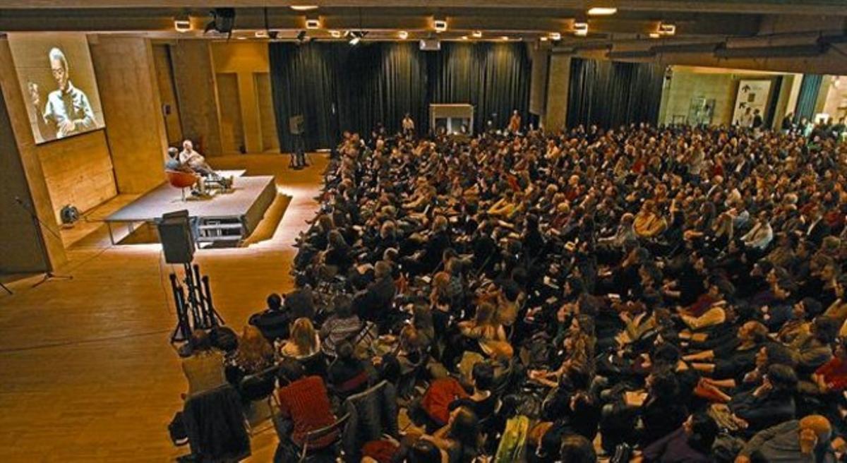 Paul Auster, ahir a la nit, al ’hall’ del CCCB, que va quedar petit i va obligar a habilitar també l’auditori del centre.