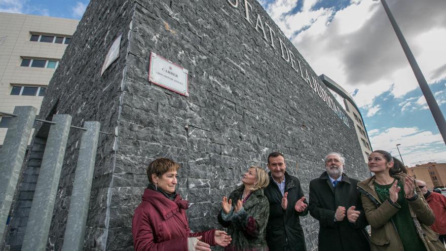 La consellera Bravo, junto al alcalde Carlos González y el decano de los letrados ilicitanos, Vicente Pascual, en un acto en Elche en el que también aparece la actual consellera de Agricultura Mireia Mollà