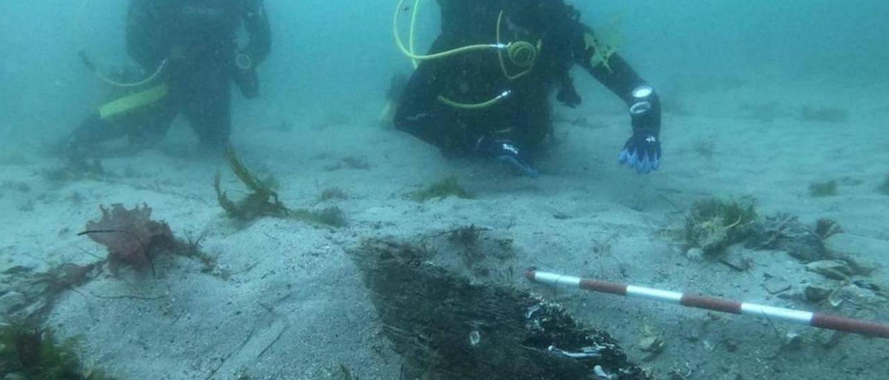 Los arqueólogos trabajan en los restos de la embarcación, en el fondo de la ría del Eo. | Xunta de Galicia