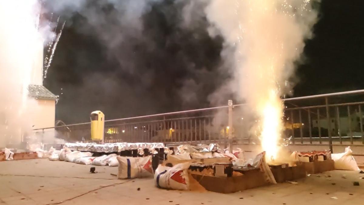 Mascletà nocturna de Pirotecnia Tomás en Horno de Alcedo