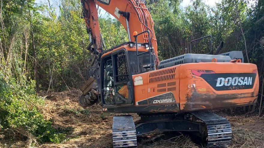 Muere un trabajador tras ser arrollado por una retroexcavadora en el cauce del Túria