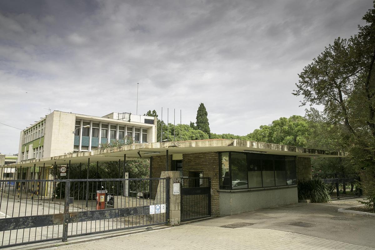 Edificios del antiguo complejo de la fábrica Mercedes, en Barcelona, donde se construirá un ecodistrito.