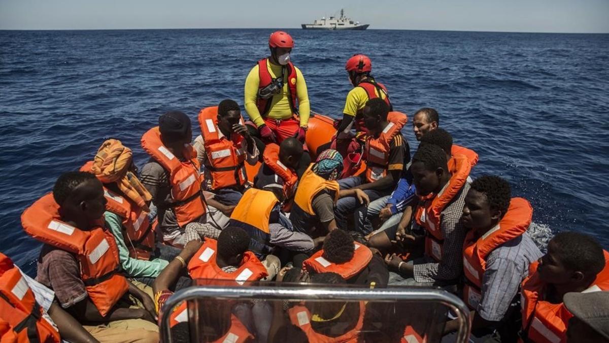 Rescate de refugiados en alta mar de la tripulación del 'Astral', en aguas exteriores de Libia, el 19 de julio.