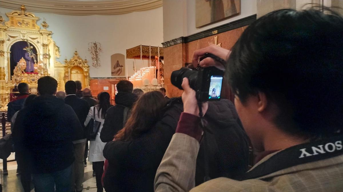 Visitantes en el interior de la Basílica del Gran Poder durante la Madrugá