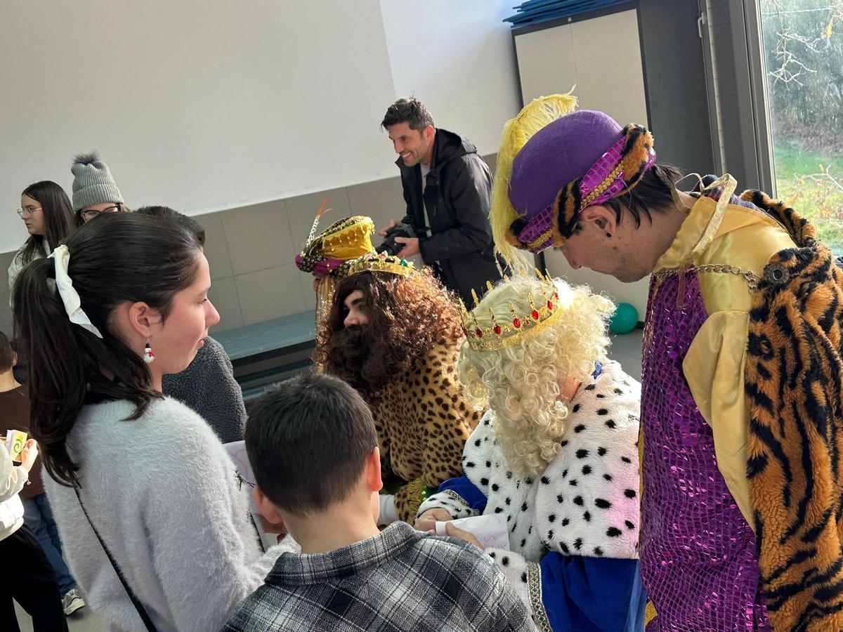 Sus Majestades escucharon atentos los deseos de los pequeños.