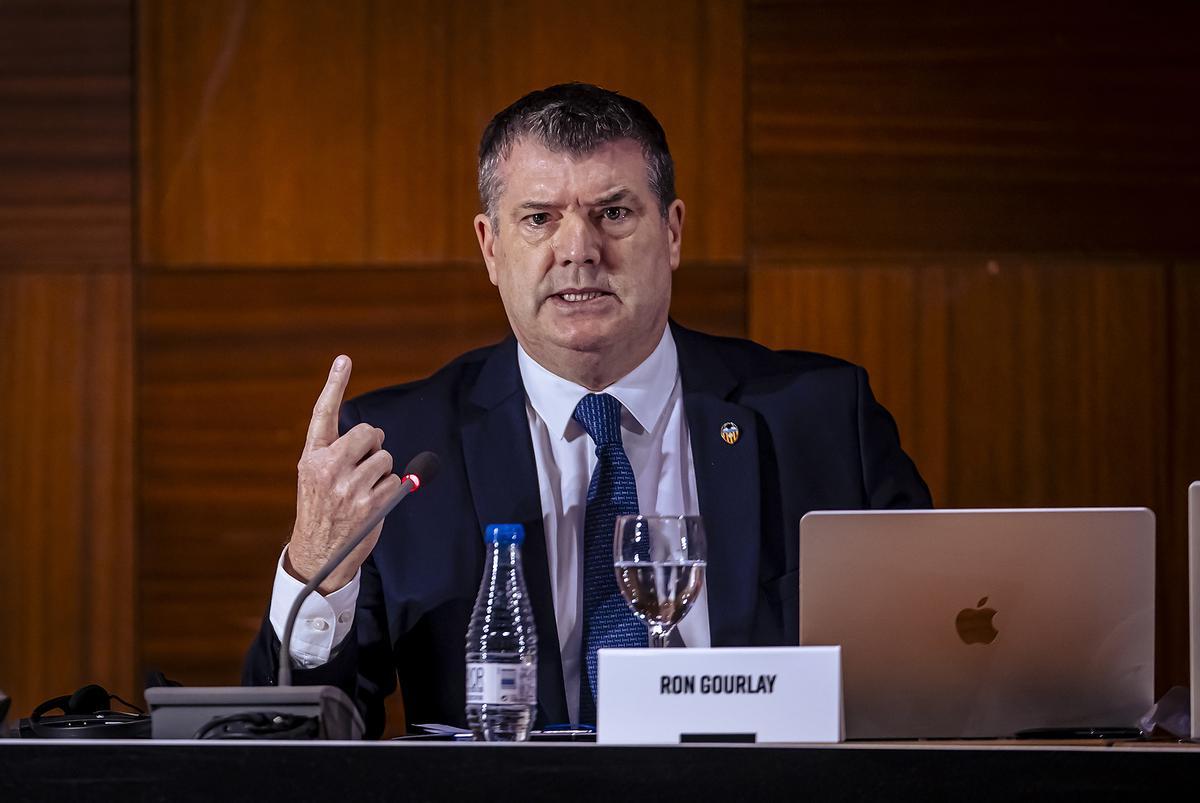 Ron Gourlay en la junta