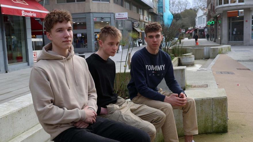 Los tres estudiantes estonios ayer en Vilagarcía.