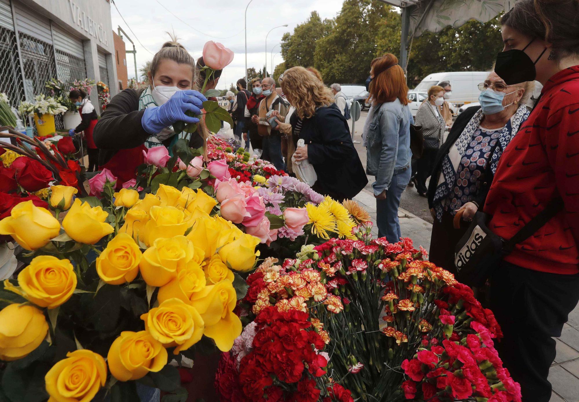 Masiva presencia en los cementerios en vísperas de Todos los Santos