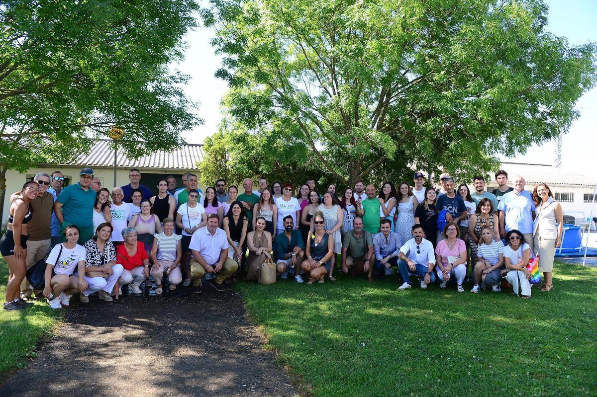 Voluntarios, usuarios de Placeat y autoridades, en el campamento de San Gil de Plasencia.