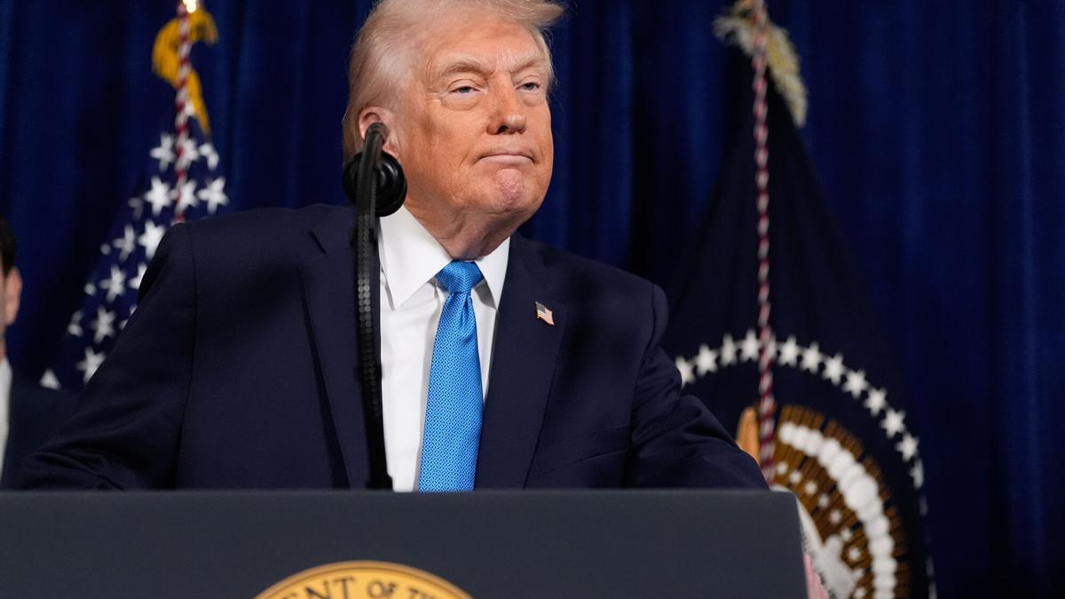 El presidente Donald Trump escucha una pregunta de un periodista durante una conferencia de prensa en Mar-a-Lago, el sábado 3 de enero de 2026, en Palm Beach, Florida. (Foto AP/Alex Brandon)