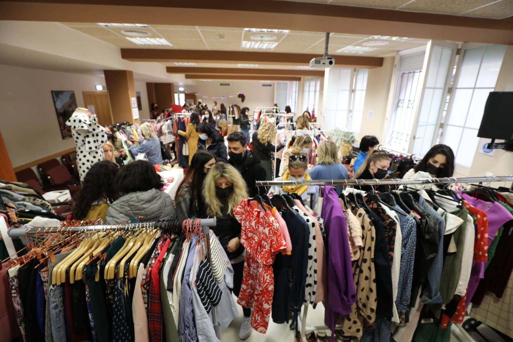 'Influencers' de Aragón venden su ropa en el III 'Fashionmarket' Zaragoza