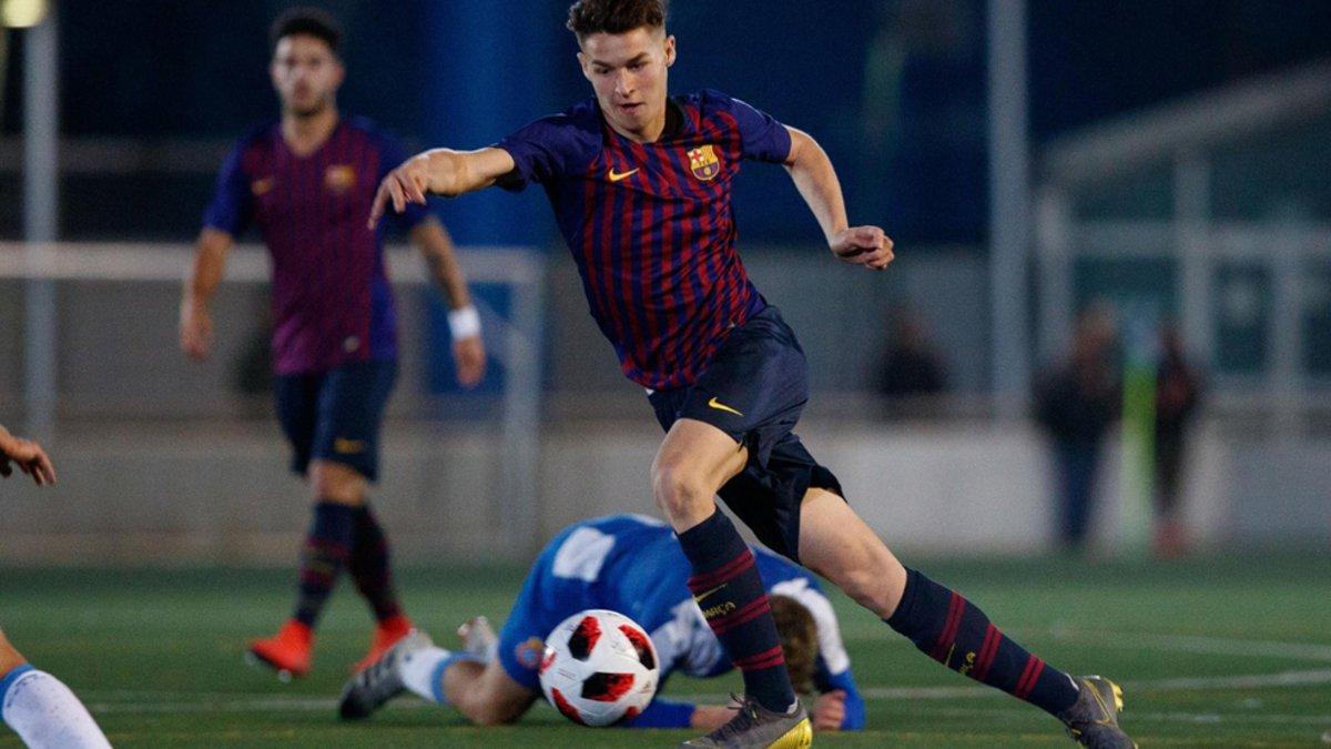 Mika, en el derbi del Juvenil A ante el RCD Espanyol