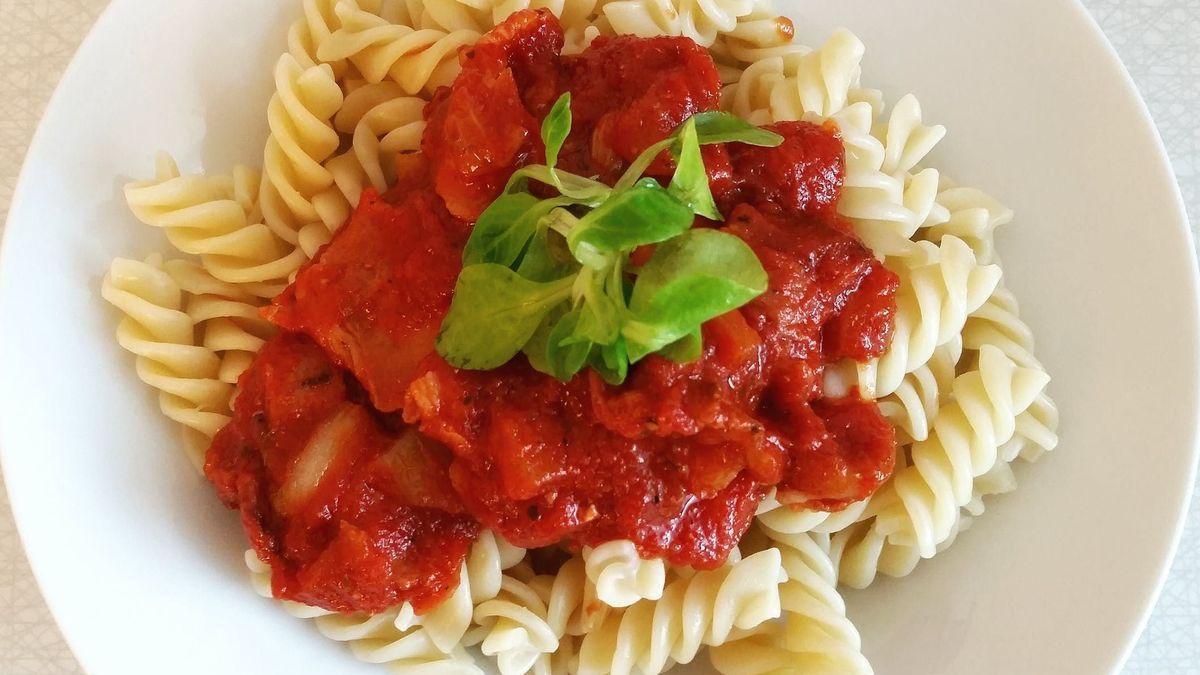 El sencillo truco para que tu salsa de tomate no quede ácida (y no es echarle azúcar)
