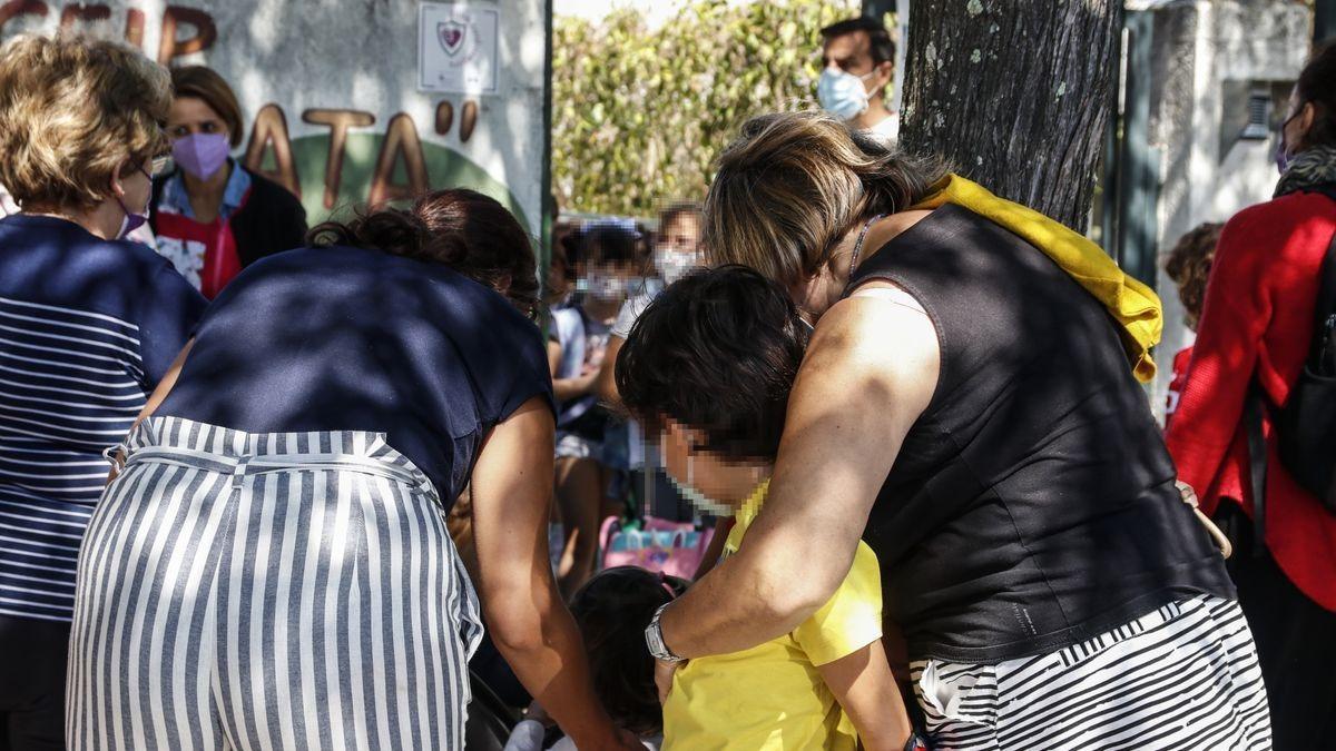 Imagen de los progenitores de alumnos del colegio Alba Plata a la salida de las clases este martes, jornada en la que las menores volvieron a clase.