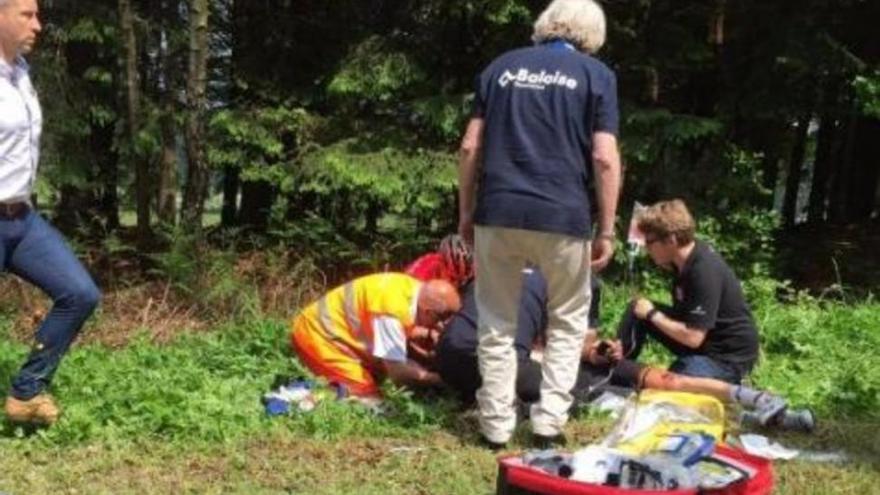 Un ciclista, en estado grave al arrollar dos motos al pelotón en la Vuelta a Bélgica