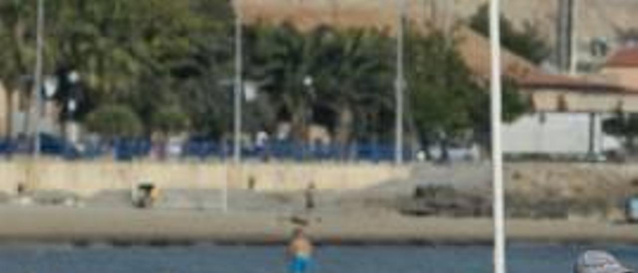 Bañistas aprovechando el buen tiempo de Alicante, ayer en la playa del Postiguet