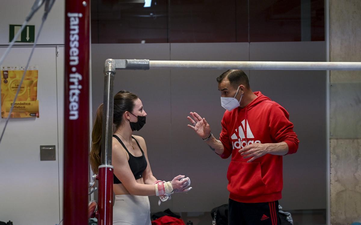 Deferr conversa con una de sus alumnas en el gimnasio de La Mina