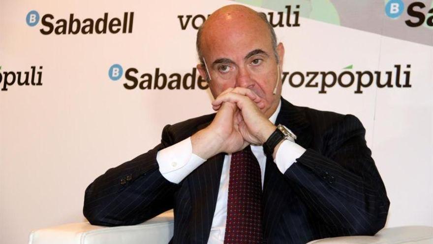 Guindos dice que la Generalitat aún está a tiempo de evitar la intervención de sus cuentas